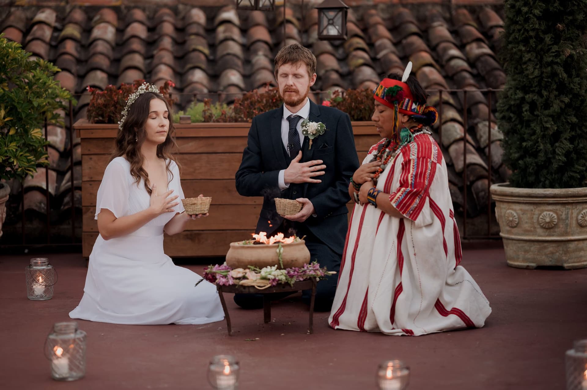 Pareja en una ceremonia íntima al amanecer en las afueras de Antigua Guatemala