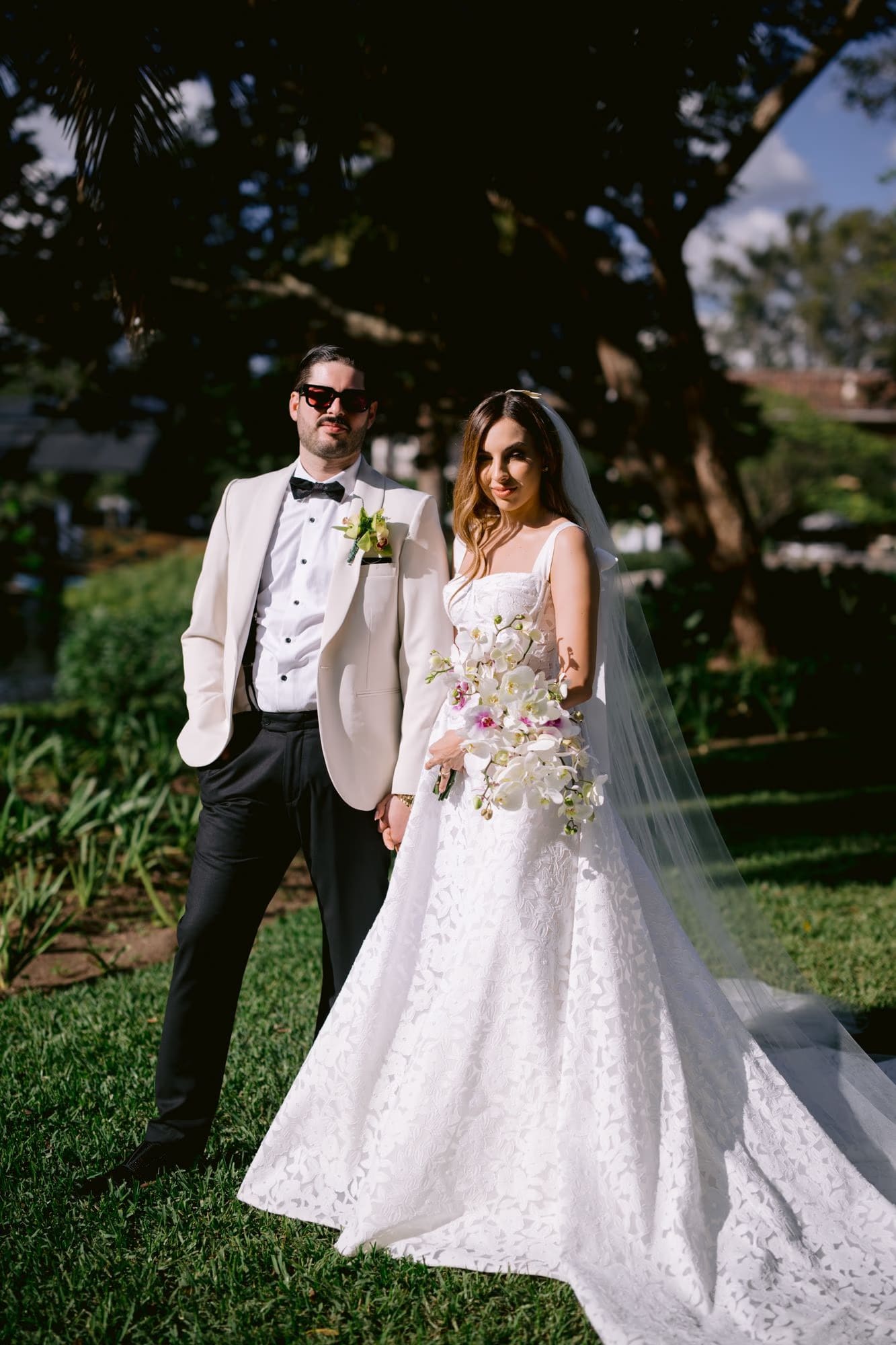 Couple portrait in dappled sunlight under a leafy tree at La Antigua — golden hour wedding.