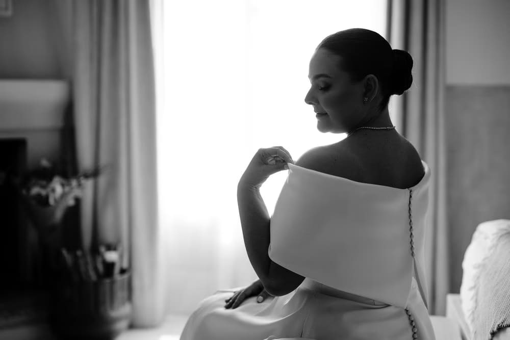Black-and-white bridal portrait by the window before the ceremony in Antigua Guatemala.